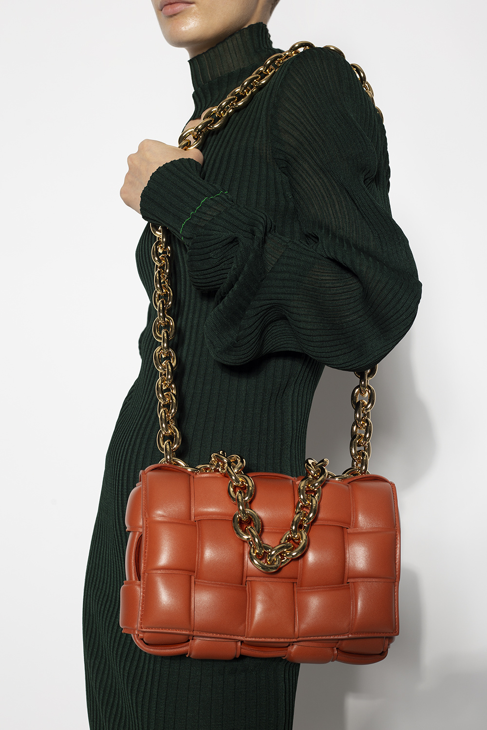 BOTTEGA VENETA THE CHAIN パデッド 19 パフィー 717237 Bottega Veneta Lambskin The Chain Pouch - Luxe Du Jour